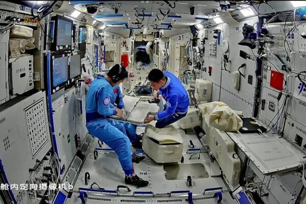 ¡Los Taikonautas del Shenzhou-18 de China Se Preparan para su Primera Épica Caminata Espacial! 🚀 _Los_Taikonautas_del_Shenzhou_18_de_China_Se_Preparan_para_su_Primera_E_pica_Caminata_Espacial___ video poster