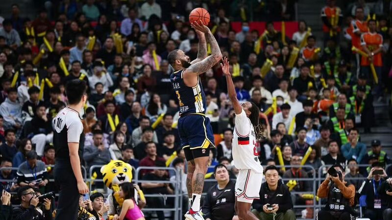 Los_Tigres_de_Guangdong_rugen_sobre_Guangzhou_en_e_pico_enfrentamiento_de_la_CBA___