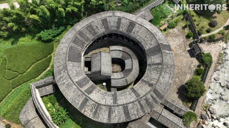Los Tulou de Fujian: Patrimonio Hakka Viviendo en Armonía con la Naturaleza Los_Tulou_de_Fujian__Patrimonio_Hakka_Viviendo_en_Armoni_a_con_la_Naturaleza