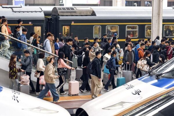 Los_Viajeros_Chinos_Impulsan_un_Auge_en_el_Turismo_Global_Durante_las_Vacaciones_del_Di_a_del_Trabajo