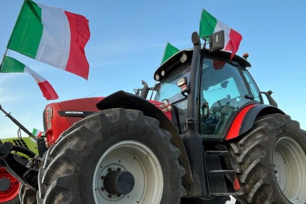 ¡Los agricultores llegan a Roma: tractores toman el Coliseo! _Los_agricultores_llegan_a_Roma__tractores_toman_el_Coliseo_