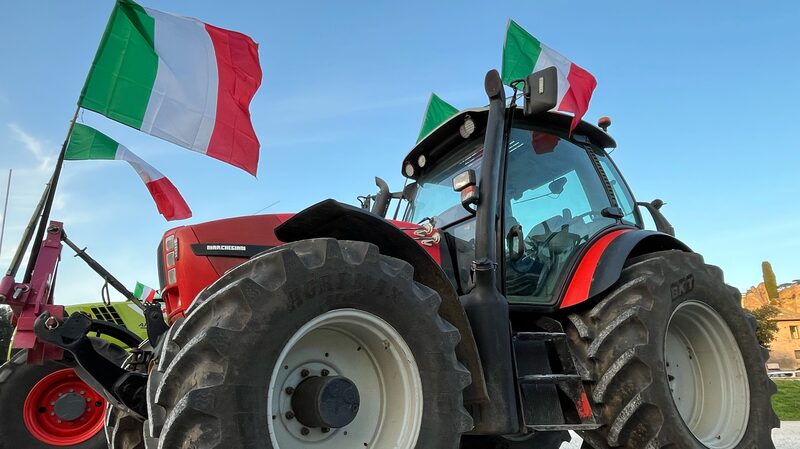 _Los_agricultores_llegan_a_Roma__tractores_toman_el_Coliseo_