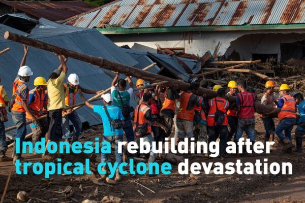 Los aldeanos en Indonesia se recuperan después de un devastador ciclón tropical Los_aldeanos_en_Indonesia_se_recuperan_despue_s_de_un_devastador_ciclo_n_tropical video poster
