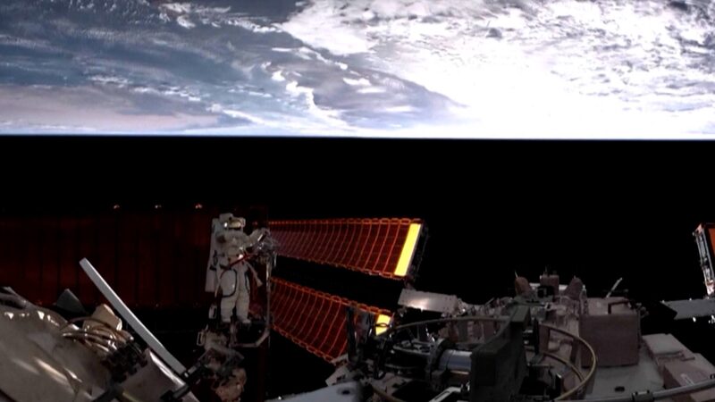 Los_astronautas_de_Shenzhou_19_realizan_una_caminata_espacial_de_8_5_horas_para_hitos_e_picos_de_la_misio_n__ video poster