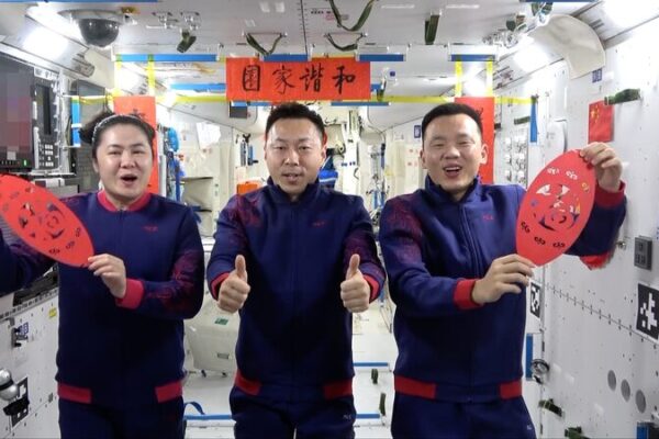 Los astronautas del Shenzhou-19 comparten sus aventuras espaciales durante el Festival de Primavera Los_astronautas_del_Shenzhou_19_comparten_sus_aventuras_espaciales_durante_el_Festival_de_Primavera video poster