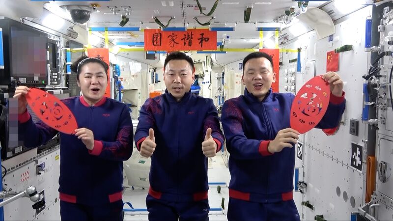 Los_astronautas_del_Shenzhou_19_comparten_sus_aventuras_espaciales_durante_el_Festival_de_Primavera video poster
