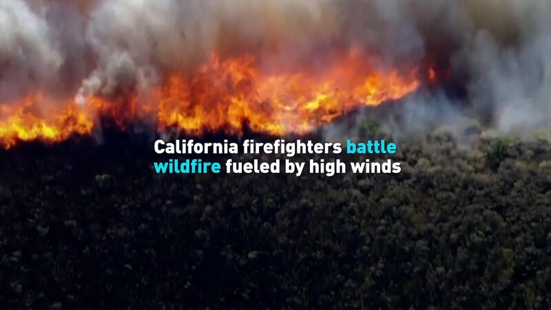 Los_bomberos_de_California_luchan_contra_el_incendio_Mountain_impulsado_por_fuertes_vientos video poster