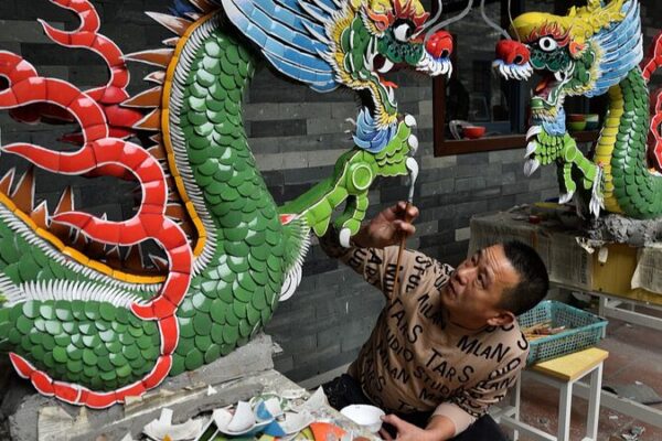 Los dragones de porcelana cobran vida en los tejados de Chaozhou 🐉✨ Los_dragones_de_porcelana_cobran_vida_en_los_tejados_de_Chaozhou___