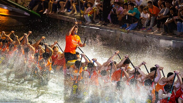 Los_equipos_de_Foshan_reman_hacia_la_gloria_del_Festival_del_Bote_del_Drago_n______