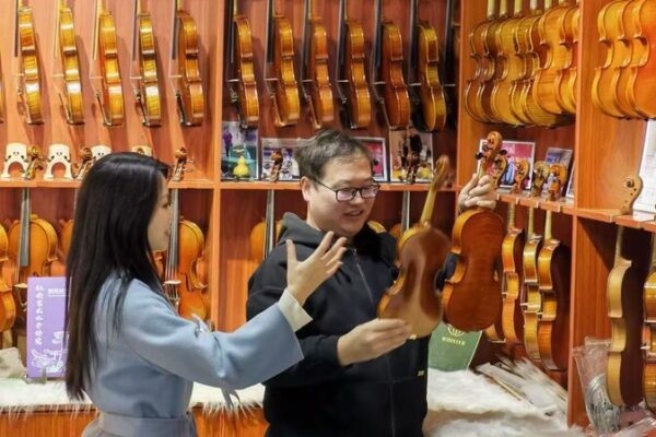 Los fabricantes de violines de China en Huangqiao adoptan la era digital Los_fabricantes_de_violines_de_China_en_Huangqiao_adoptan_la_era_digital