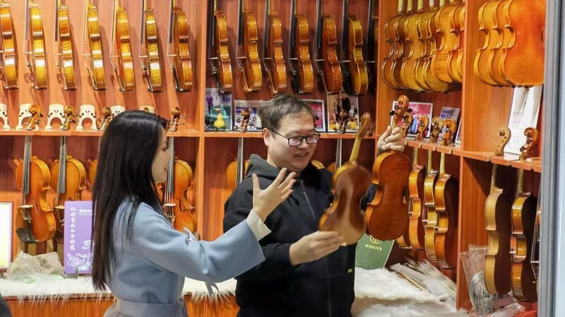 Los_fabricantes_de_violines_de_China_en_Huangqiao_adoptan_la_era_digital