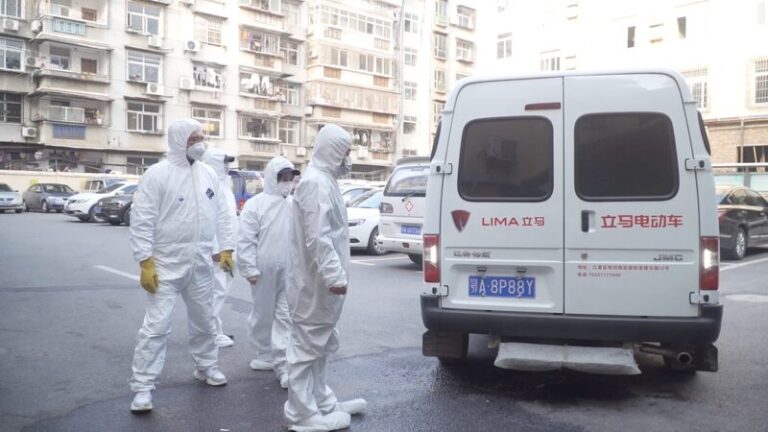 Los_he_roes_ano_nimos_de_Wuhan__voluntarios_llevan_esperanza_durante_la_crisis_sanitaria video poster