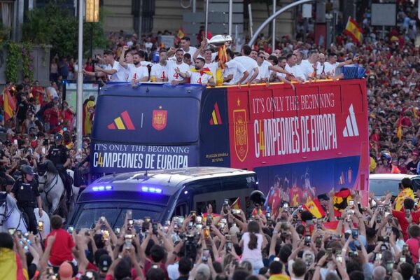 Los héroes de la Euro 2024 de España celebran con el Rey, el Primer Ministro y los fanáticos en Madrid 🎉 Los_he_roes_de_la_Euro_2024_de_Espan_a_celebran_con_el_Rey__el_Primer_Ministro_y_los_fana_ticos_en_Madrid__