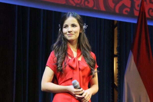 Los_jo_venes_hu_ngaros_adoptan_la_cultura_china__Una_tendencia_en_ascenso