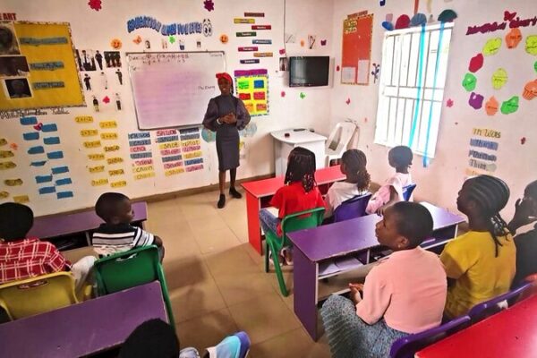 Los jóvenes nigerianos adoptan el mandarín a medida que se fortalecen los lazos entre China y Nigeria 🤝 Los_jo_venes_nigerianos_adoptan_el_mandari_n_a_medida_que_se_fortalecen_los_lazos_entre_China_y_Nigeria__ video poster