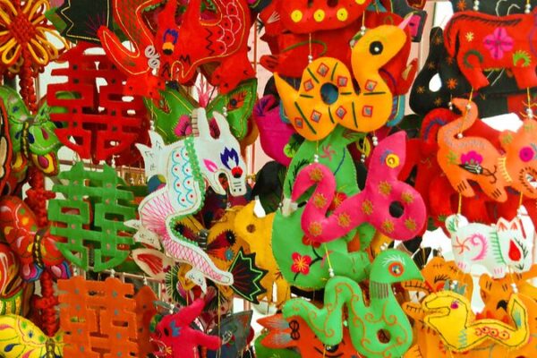 Los_mercados_de_Shangha_i_vibran_con_decoraciones_tema_ticas_de_serpientes_mientras_se_acerca_el_Festival_de_Primavera__