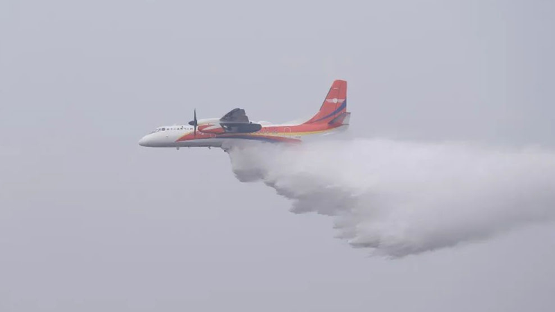 Los_nuevos_aviones_MA60_de_extincio_n_de_incendios_de_China_despegan_para_combatir_llamas____