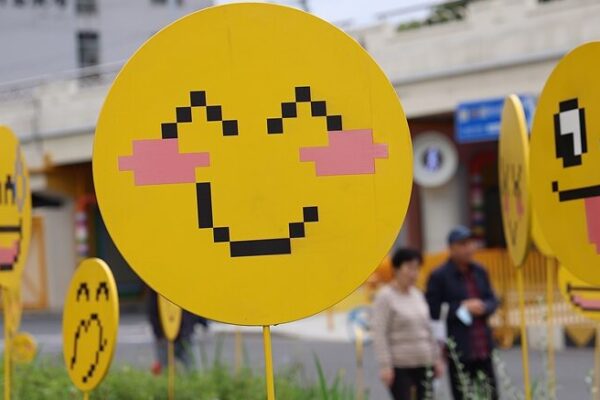 ¡Los parques de Shanghái reciben una feliz actualización con instalaciones de emojis sonrientes 😊 _Los_parques_de_Shangha_i_reciben_una_feliz_actualizacio_n_con_instalaciones_de_emojis_sonrientes__