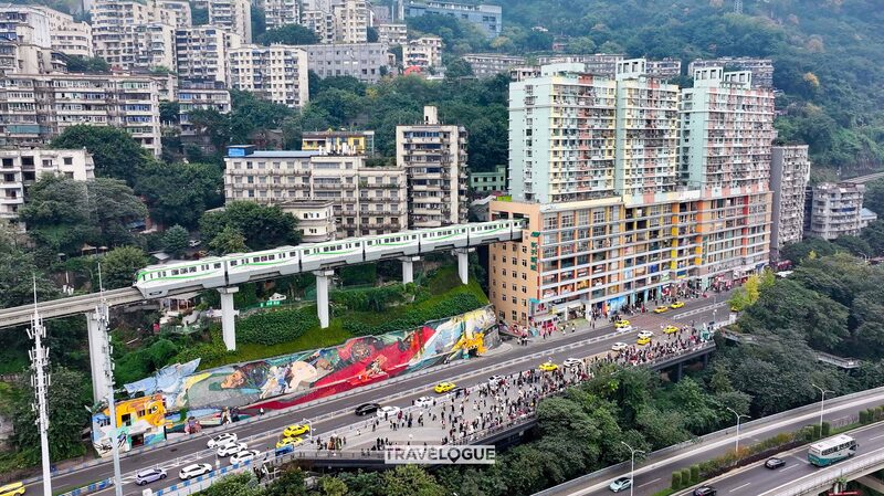 Los_trenes__desaparecen__a_trave_s_del_edificio__la_estacio_n_Liziba_de_Chongqing_asombra_al_mundo