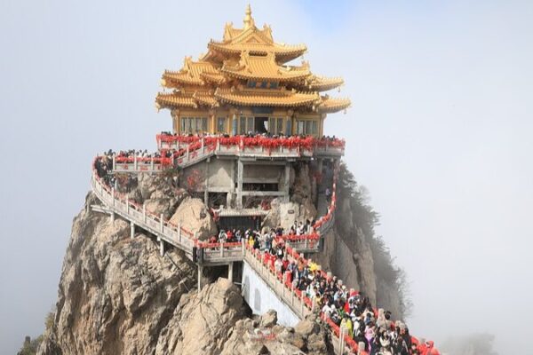 Los_turistas_acuden_en_masa_al_Monte_Laojun_en_medio_de_neblinas_mi_sticas_durante_el_Festival_Qingming_____