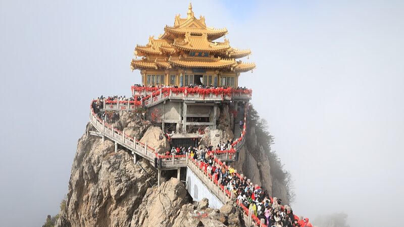 Los_turistas_acuden_en_masa_al_Monte_Laojun_en_medio_de_neblinas_mi_sticas_durante_el_Festival_Qingming_____