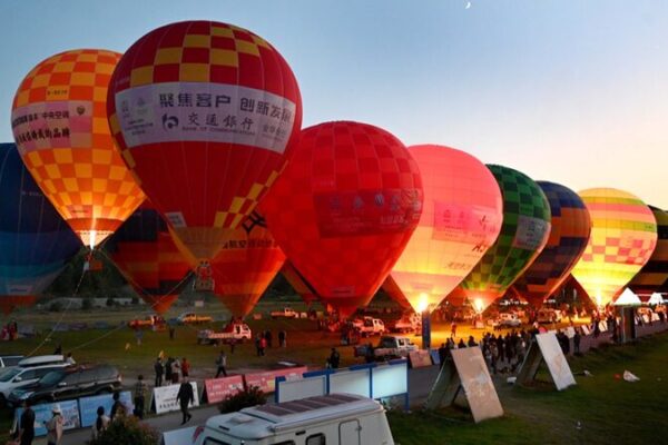 Los_turistas_disfrutan_del_romance_de_los_globos_aerosta_ticos_en_Zhejiang__