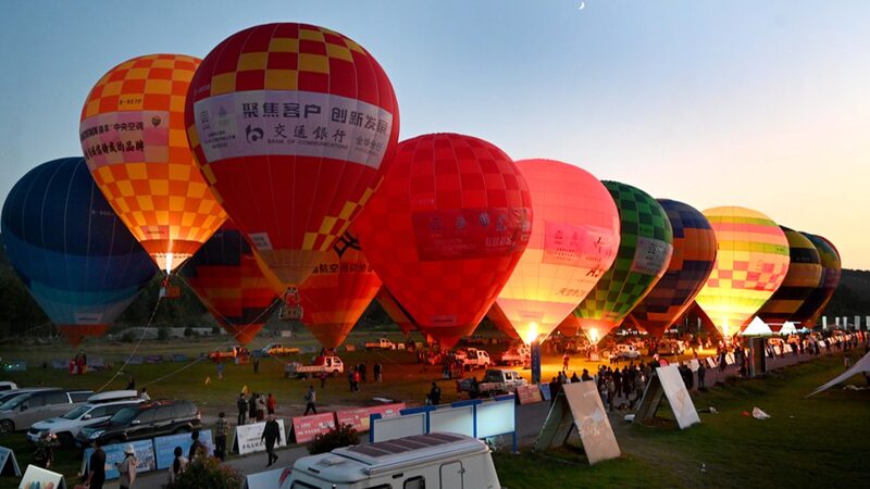 Los_turistas_disfrutan_del_romance_de_los_globos_aerosta_ticos_en_Zhejiang__