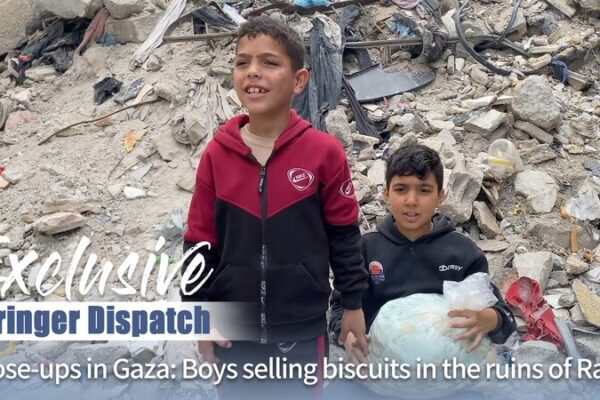 Los_valientes_nin_os_de_Gaza_venden_galletas_en_medio_del_conflicto_para_comprar_ropa_de_invierno video poster