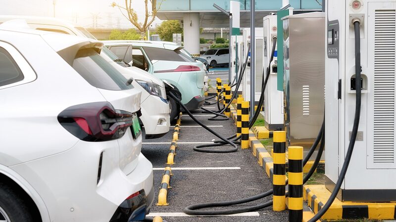 Los_vehi_culos_ele_ctricos_chinos_electrifican_el_Salo_n_del_Automo_vil_Naviden_o_de_Myanmar___