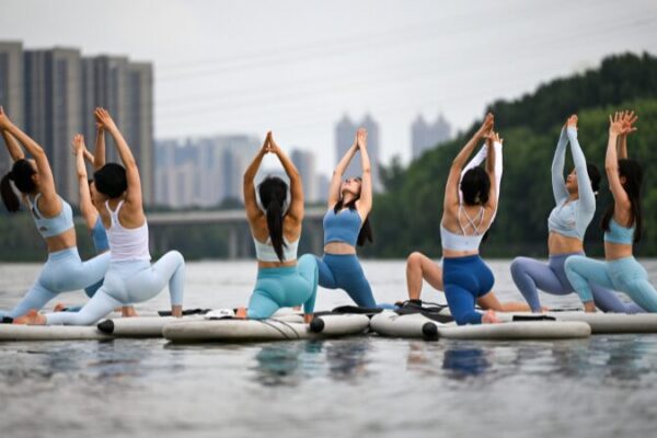 Los yoguis de Shenyang surfean las olas con yoga en tabla de remo en el río Hunhe Los_yoguis_de_Shenyang_surfean_las_olas_con_yoga_en_tabla_de_remo_en_el_ri_o_Hunhe