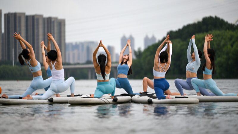 Los_yoguis_de_Shenyang_surfean_las_olas_con_yoga_en_tabla_de_remo_en_el_ri_o_Hunhe