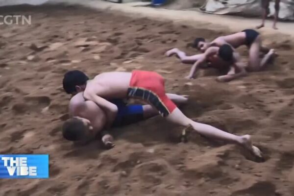 Lucha Kushti: El antiguo deporte de India que cautiva corazones jóvenes Lucha_Kushti__El_antiguo_deporte_de_India_que_cautiva_corazones_jo_venes video poster
