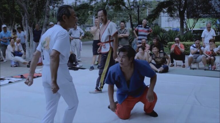 Luchadores_Ancianos_en_Tianjin_Llevan_Risas_y_Habilidad_al_Parque_Fuxing_____ video poster