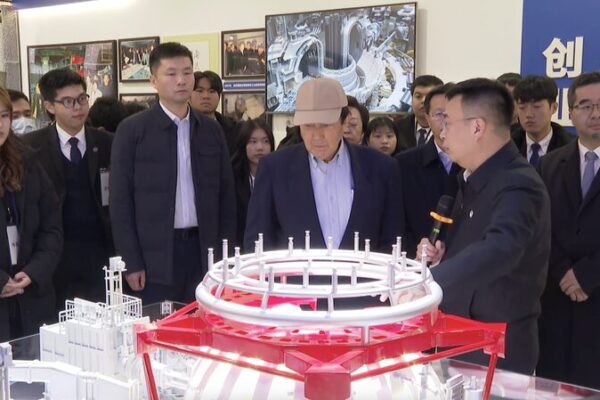 Ma Ying-jeou explora la investigación de fusión del “Sol Artificial” de China en Chengdu 🔆 Ma_Ying_jeou_explora_la_investigacio_n_de_fusio_n_del__Sol_Artificial__de_China_en_Chengdu__ video poster