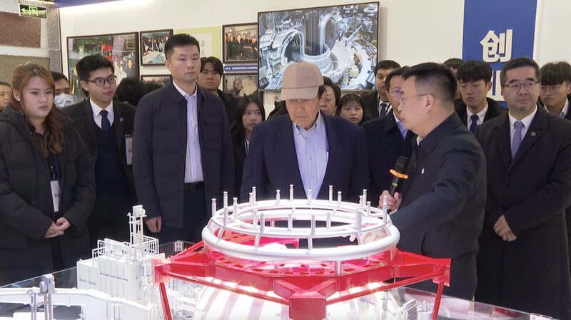 Ma_Ying_jeou_explora_la_investigacio_n_de_fusio_n_del__Sol_Artificial__de_China_en_Chengdu__ video poster