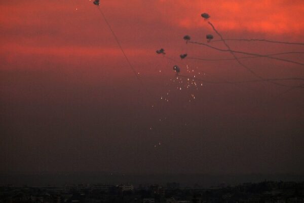 Ma_s_de_100_muertos_en_los_u_ltimos_ataques_israeli_es_en_el_campo_de_refugiados_de_Jabalia__Llega_ayuda_a_Gaza video poster