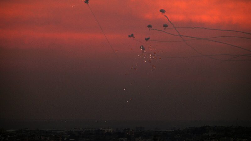 Ma_s_de_100_muertos_en_los_u_ltimos_ataques_israeli_es_en_el_campo_de_refugiados_de_Jabalia__Llega_ayuda_a_Gaza video poster