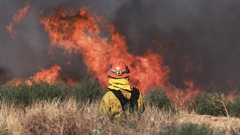 Ma_s_de_1_200_evacuados_mientras_un_incendio_forestal_arrasa_en_California__ video poster