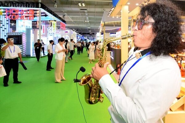 _Ma_s_de_2_200_empresas_buscan_suerte_en_la_feria_de_inversio_n_de_Lanzhou____
