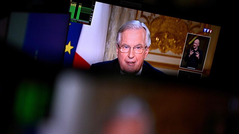 Macron_pide_al_destituido_primer_ministro_Barnier_que_permanezca_hasta_que_se_nombre_a_un_nuevo_primer_ministro