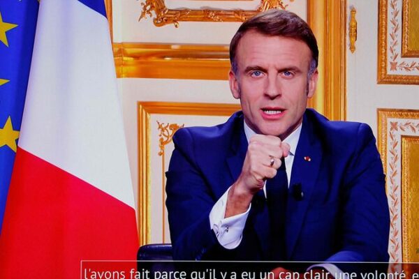 Macron se resiste a la presión para dimitir, promete un nuevo primer ministro pronto 🇫🇷 Macron_se_resiste_a_la_presio_n_para_dimitir__promete_un_nuevo_primer_ministro_pronto___