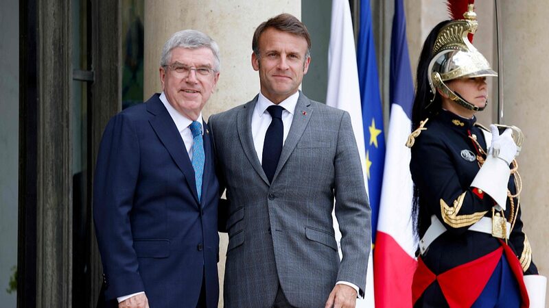 Macron_y_el_Presidente_del_COI_Bach_encienden_la_emocio_n_por_Pari_s_2024_en_el_Palacio_del_Eli_seo__