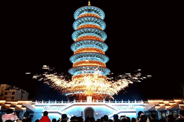 Magia Nocturna Hipnotizante en el Resort Wunvzhou Cautiva a los Visitantes Magia_Nocturna_Hipnotizante_en_el_Resort_Wunvzhou_Cautiva_a_los_Visitantes