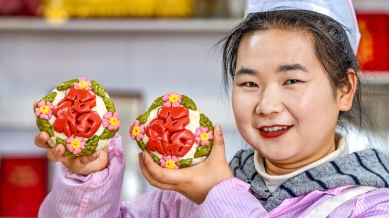 Magia_de_Masa_al_Vapor__Jiang_Sha_Crea_Vibrantes__Huamo__para_el_Festival_de_Primavera
