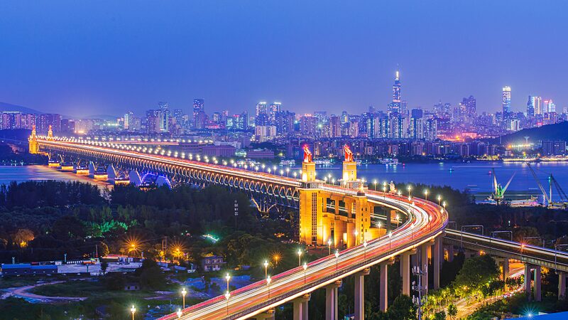 Magia_nocturna__Explorando_el_puente_sobre_el_ri_o_Yangtse__en_Nanki_n__China__ video poster