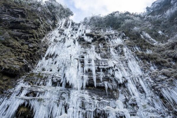 Maravilla congelada: La cascada de un acantilado en Guizhou se transforma en mágicas columnas de hielo ❄️ Maravilla_congelada__La_cascada_de_un_acantilado_en_Guizhou_se_transforma_en_ma_gicas_columnas_de_hielo___