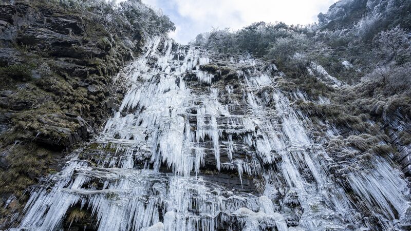 Maravilla_congelada__La_cascada_de_un_acantilado_en_Guizhou_se_transforma_en_ma_gicas_columnas_de_hielo___