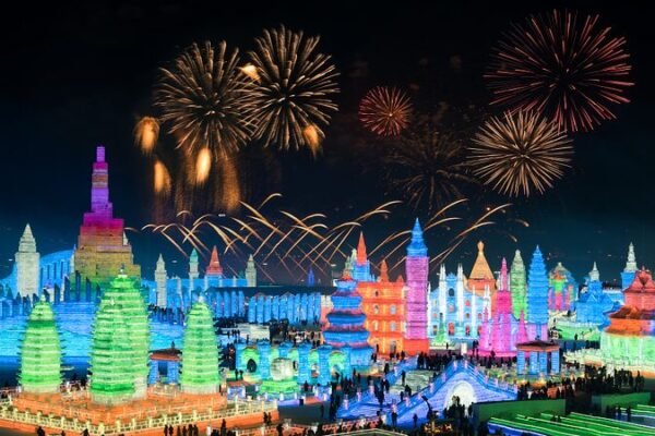 Maravilla de Hielo: ¡El Mágico Mundo de Hielo y Nieve de Harbin Deslumbra a los Visitantes! Maravilla_de_Hielo___El_Ma_gico_Mundo_de_Hielo_y_Nieve_de_Harbin_Deslumbra_a_los_Visitantes_ video poster