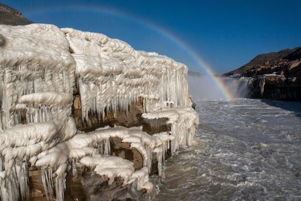 Maravillas_Congeladas__La_Cascada_Hukou_se_Transforma_en_un_Especta_culo_Invernal
