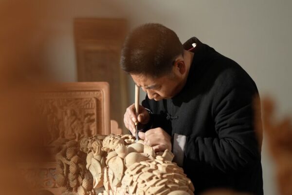 Maravillas_de_la_Talla_en_Madera__Explorando_la_Cultura_de_Huizhou_a_trave_s_del_Arte_de_Wang_Dehong video poster